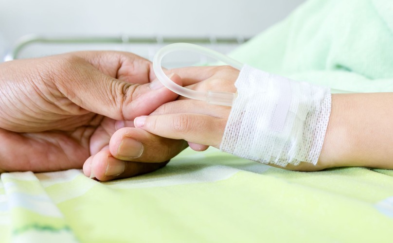 <b>Opieka nad chorym dzieckiem</b>
<br>
<br>
Rodzice mogą także otrzymać zwolnienie z pracy, aby sprawować osobistą opiekę nad chorym dzieckiem. Jeżeli nie ukończyło ono jeszcze 14 lat, pracownik ma prawo do 60 dni na opiekę w ciągu roku. Tylko 14 dni dostanie, jeśli dziecko jest starsze i pozostaje nadal we wspólnym gospodarstwie domowym z opiekunem.
<br>
<br>
Oprócz zwolnienia z pracy rodzic może też liczyć na zasiłek opiekuńczy z ZUS, chyba że poza pracownikiem w gospodarstwie domowym są inni członkowie rodziny, którzy mogą zapewnić opiekę choremu. Nie dotyczy to jednak opieki sprawowanej nad dzieckiem w wieku do 2 lat - w takim wypadku zasiłek może zostać wypłacony także wtedy, gdy inny domownik mógłby się zająć się chorym.
<br>
<br>
Zasiłek jest wypłacany w wysokości 80 proc. wynagrodzenia stanowiącego podstawę wymiaru zasiłku, czyli przeciętnego miesięcznego wynagrodzenia wypłaconego pracownikowi za okres 12 miesięcy poprzedzających miesiąc, w którym powstała konieczność zapewnienia opieki. Zasiłek opiekuńczy przysługuje także za pobyt dziecka w szpitalu.