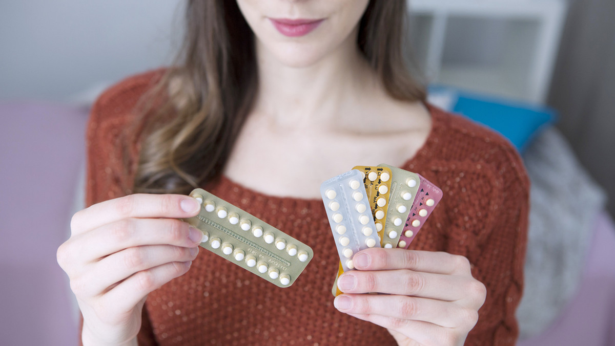 Codziennie kilkadziesiąt milionów kobiet na całym świecie przyjmuje tabletki antykoncepcyjne. Antykoncepcja hormonalna zrobił niezwykłą karierę, nie można zapominać jednak, że tabletki antykoncepcyjne nie są cukiereczkami, które łyka się bez większych konsekwencji. Są to leki przepisywane przez lekarza i należy ściśle przestrzegać zasad ich stosowania.
