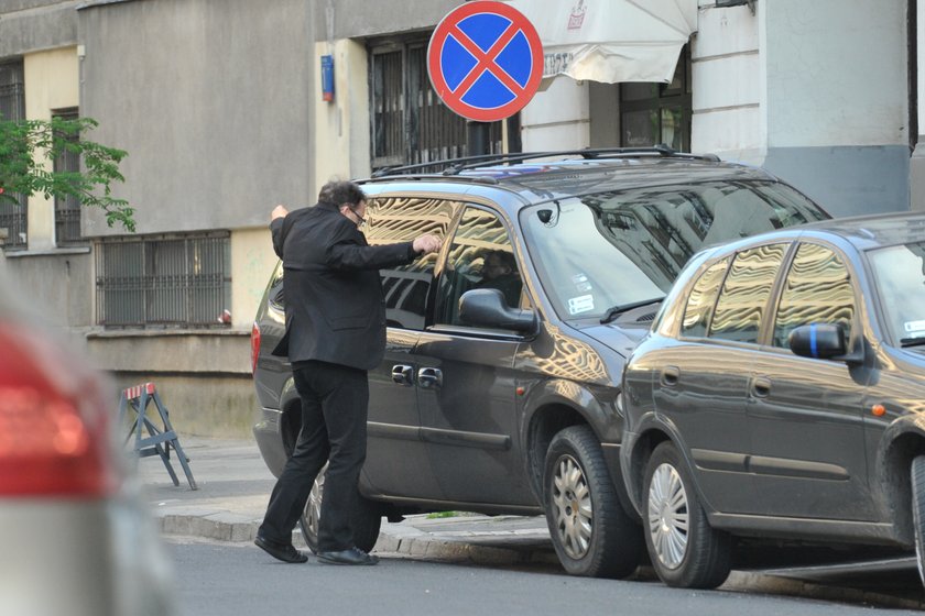 Zbigniew Zamachowski przy minivanie