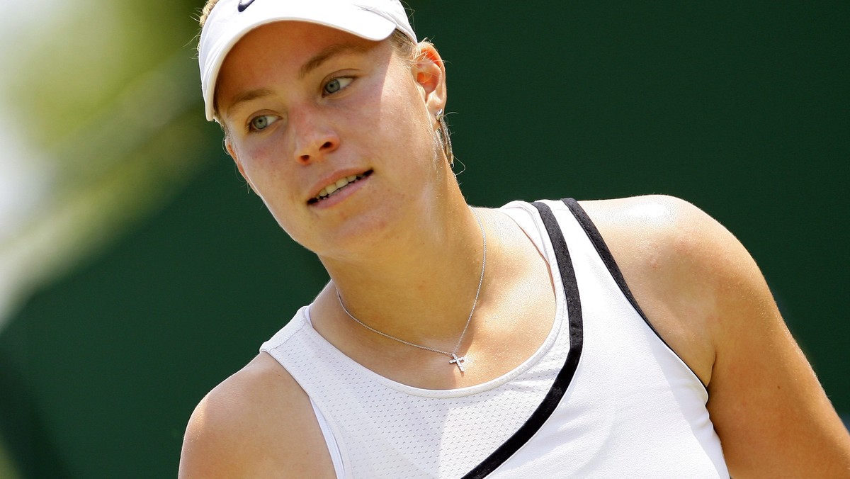 Już dwa miesiące temu grająca dla Niemiec tenisistka Angelique Kerber wyznała, że pragnie występować w barwach polskiej reprezentacji. Przeszkód nie ma. Urodziła się wprawdzie na zachód od Odry, ale mieszka w Polsce, a jej rodzice są Polakami. Prezes Polskiego Związku Tenisowego nie spełnił jednak obietnicy i nie porozmawiał z obiecującą zawodniczką na ten temat - informuje "Super Express".