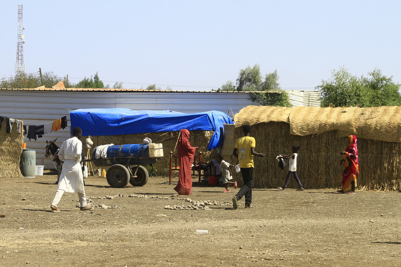Przesiedleni Sudańczycy w prowizorycznych schronisku, grudzień 2023 r.