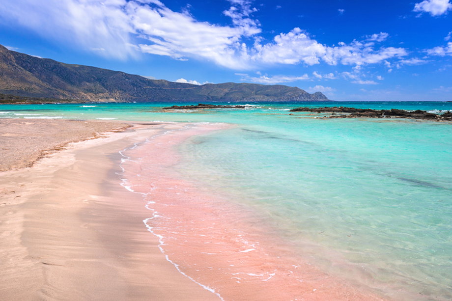 Słynna plaża Elafonissi jest uznawana za jedną z najpiękniejszych na świecie. Poza sezonem powinna być zdecydowanie mniej zatłoczona, co ułatwi korzystanie z jej uroków.