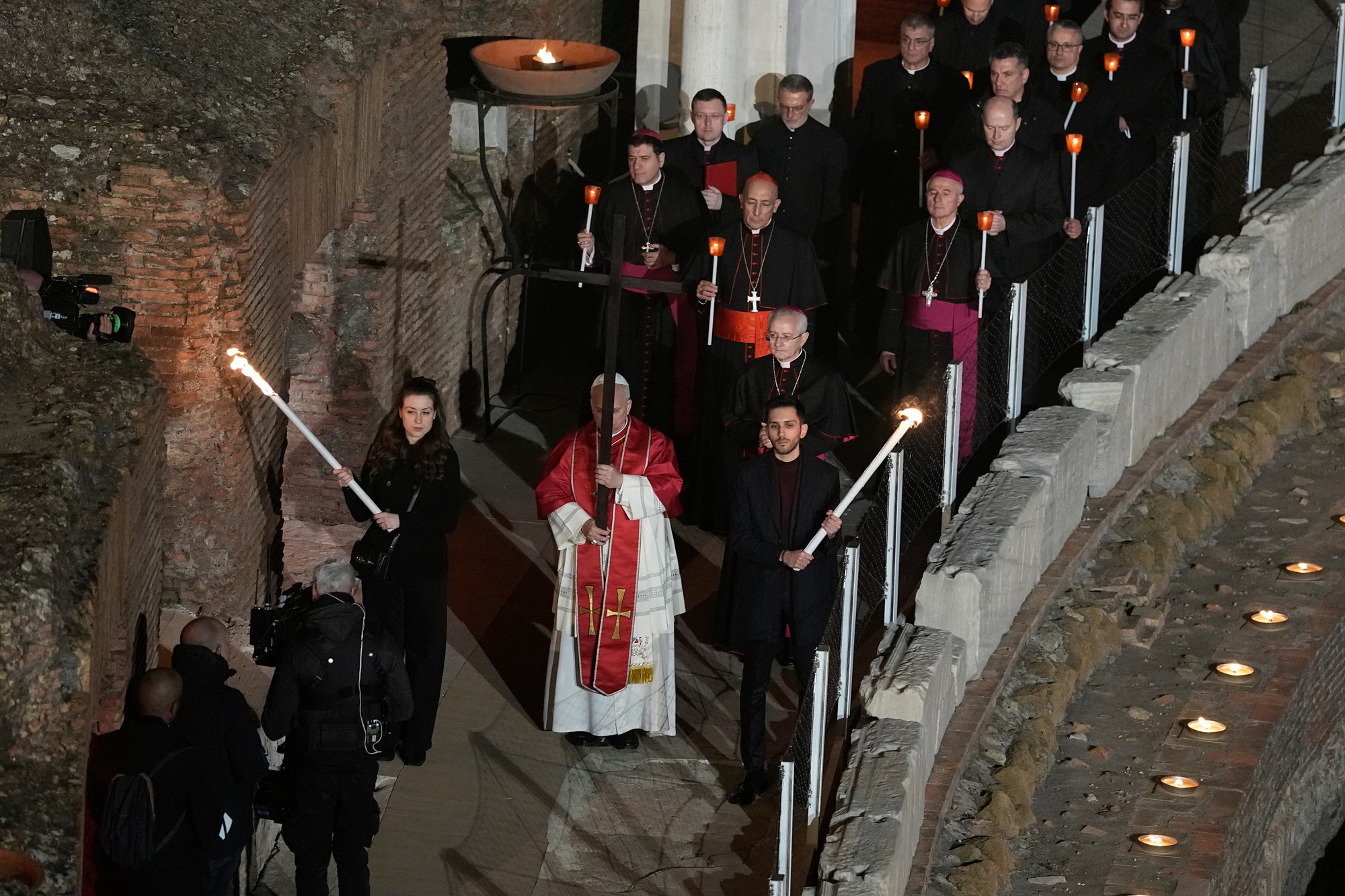 Pápež Lev XIV. v rímskom Koloseu sám niesol kríž počas všetkých 14 zastavení. 