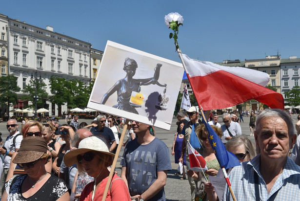 Demonstracja Komitetu Obrony Demokracji po wyroku Trybunału Konstytucyjnego w sprawie wyboru członków KRS