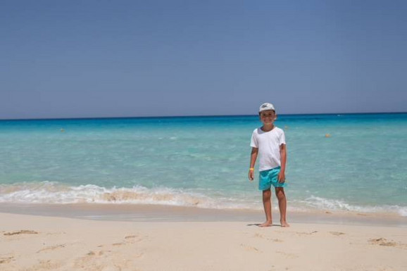 Divna peščana plaža, tirkizno more, pravi porodični odmor a deca do 14. godina borave gratis. PROVERITE!