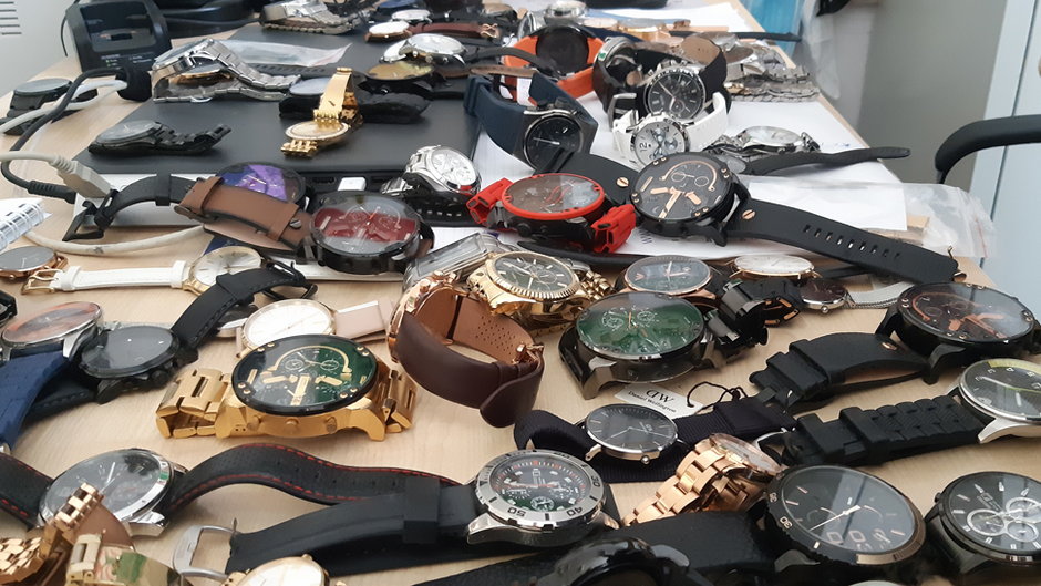 29-latek sprzedał blisko sześć tys. podrabianych zegarków. Policjanci zabezpieczyli kolejne kilkaset (na zdj.)