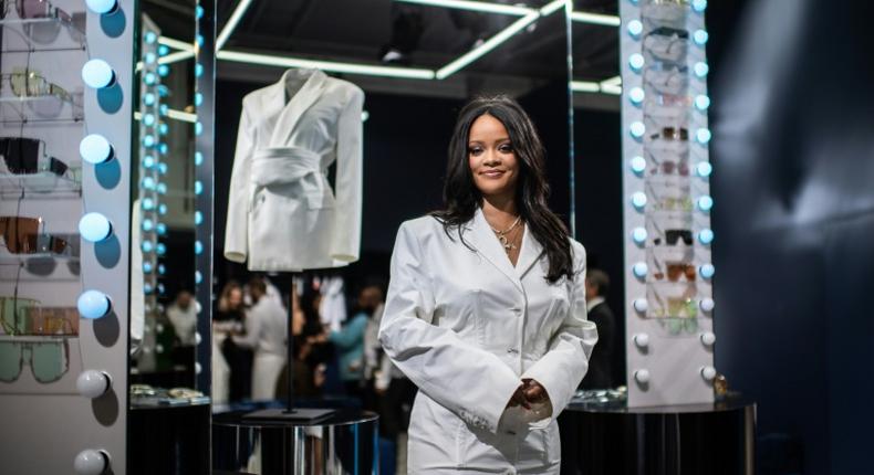 Rihanna pose dans la boutique éphémère de sa marque Fenty à Paris, le 22 mai 2019