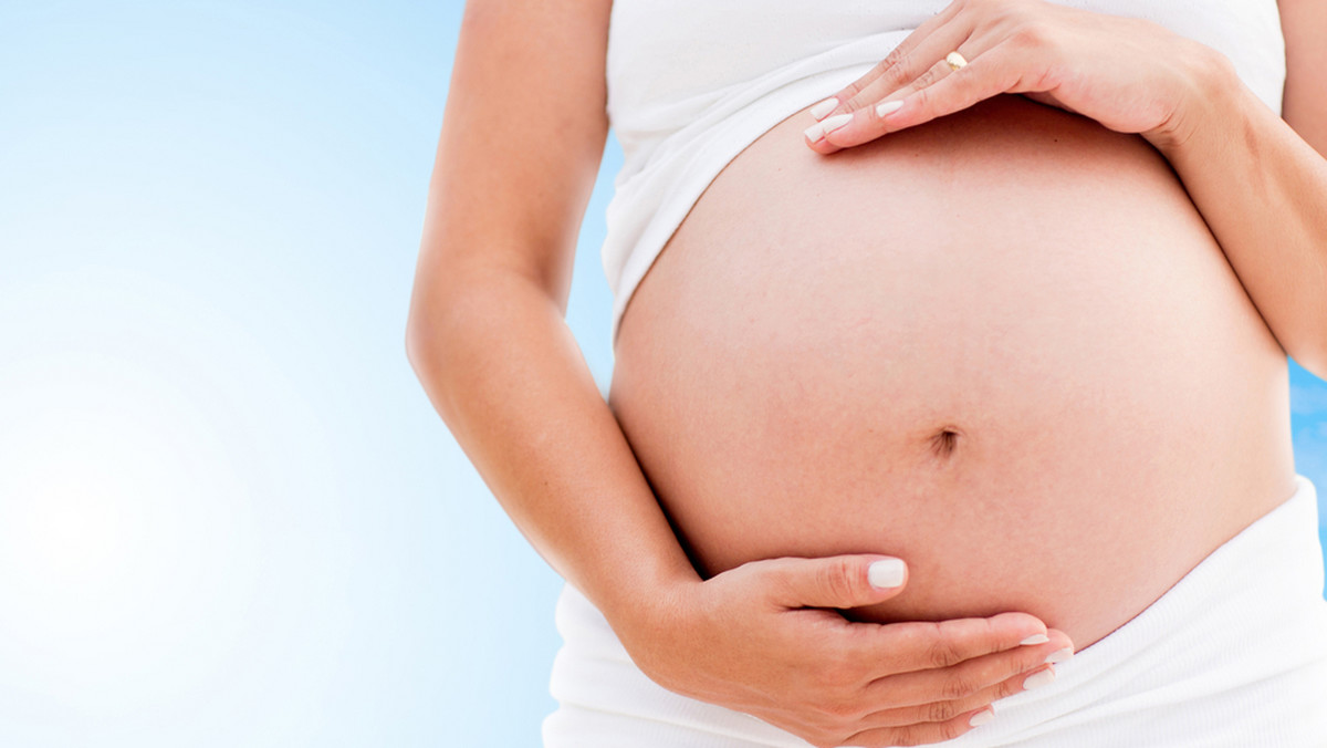 Kwas foliowy to bardzo ważny składnik diety warunkujący rozwój dziecka. Kiedy zachodzisz w ciążę, lekarz od razu przepisuje ci jego suplementację. Wszystko po to, by maluszek urodził się zdrowy.
