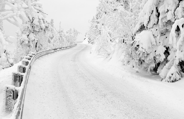 Droga pokryta śniegiem