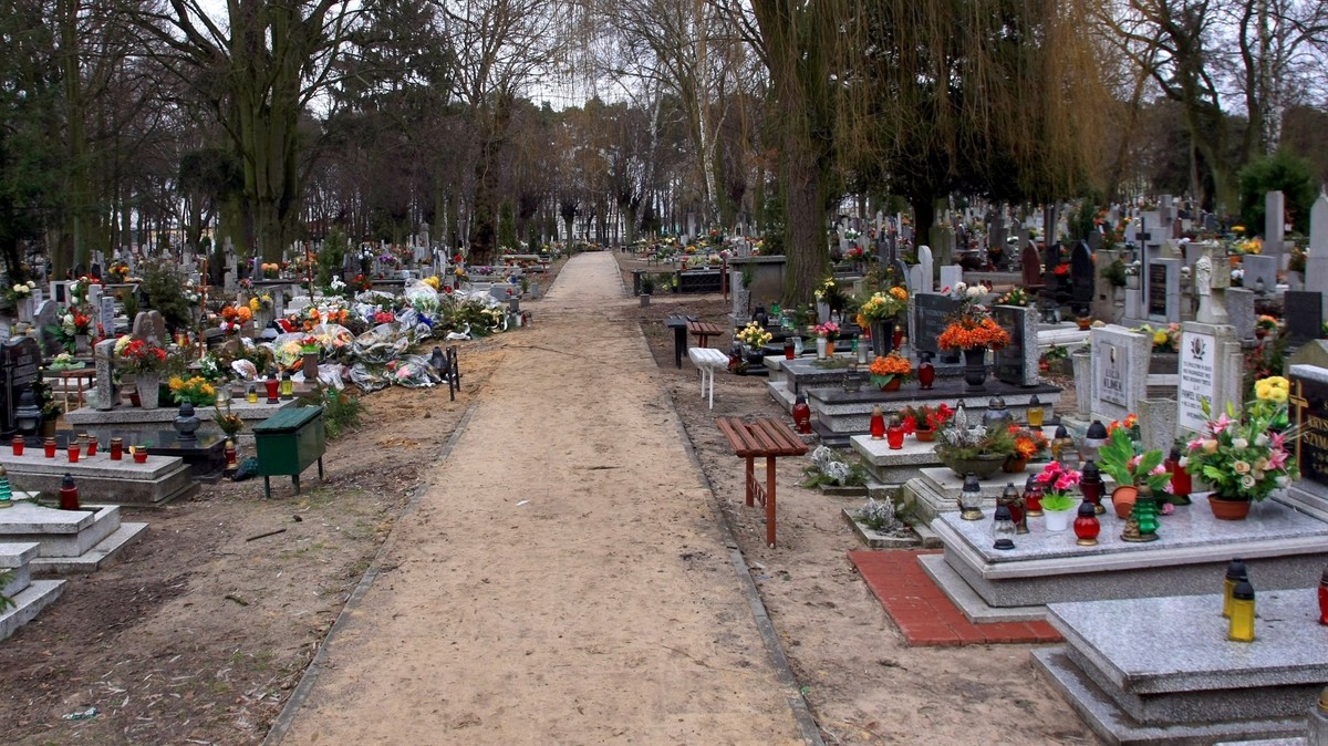 Przerażające odkrycie na grobie. Rodzina zawiadomiła policję