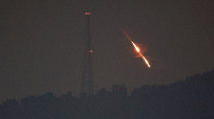 Drónok és rakéták százait indította hajnalban  Irán  izraeli célpontok ellen.  Megállítható-e a közel-keleti  háború? /Fotó MTI/EPA/Atef SzafadiMTI EPA Atef Szafadi