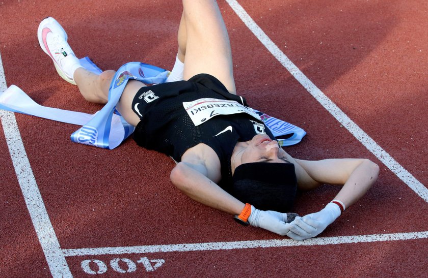 Kamil Jastrzębski na mecie maratonu w Oleśnie