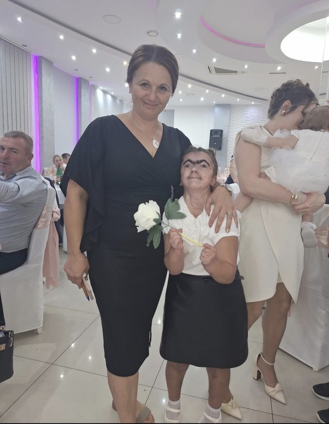 Majka Danijela po Jasmininim pokretima i mimici prepoznaje njene potrebe i osećanja