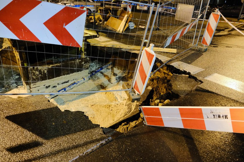 Poważna awaria wodociągowa w stolicy. Zapadł się fragment ulicy