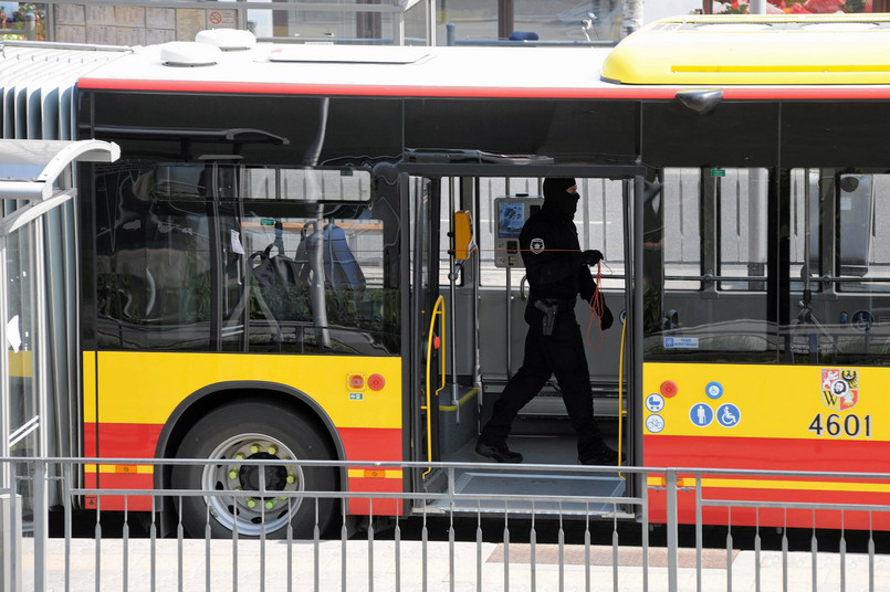 Alarm bombowy w autobusie - zdjęcie ilustracyjne
