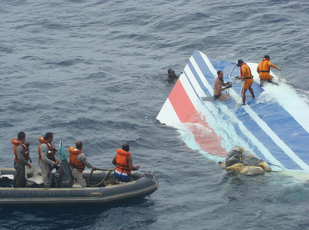 Ekipa ratunkowa wydobywa z oceanu wrak samolotu linii Air France lot 447, który rozbił się u wybrzeży Brazylii. źródło. Forca Aerea Brasileira via Bloomberg News