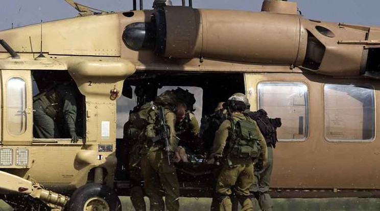 Sebesült izraeli katonával sietnek egy katonai helikopterhez (Illusztráció) /Fotó: MTI