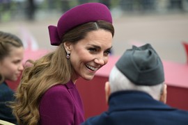 Kejt Midlton na balkonu palate KAO PRAVA KRALJICA: Blista u MANTIL HALJINI omiljene dizajnerke, DETALJ koji je malo ko primetio krije veoma ličnu priču