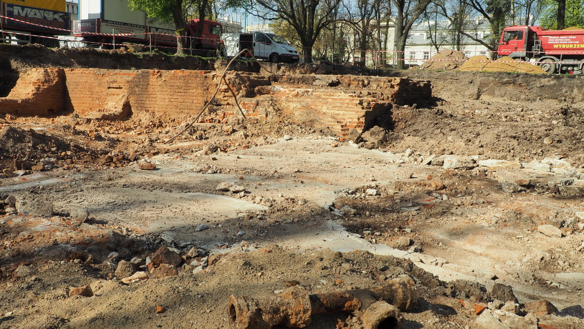 Przebudowa placu Litewskiego trwa już od kilkunastu dni. W tym czasie robotnicy zdjęli nawierzchnię, zburzyli starą fontannę oraz wydobyli mnóstwo rur. Jednak prawdziwą sensację wywołały odkopane fundamenty XIX wiecznej cerkwi oraz ludzie kości.