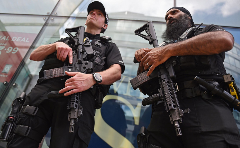 Zamach w Manchesterze. Uzbrojeni policjanci na ulicach miasta