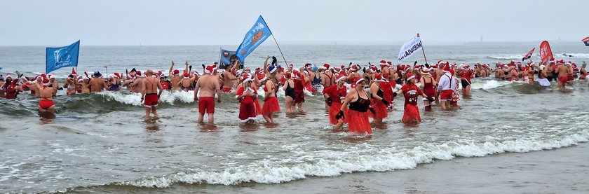 Morze w Świnoujściu zrobiło się czerwone! Wszystko przez fanów morsowania