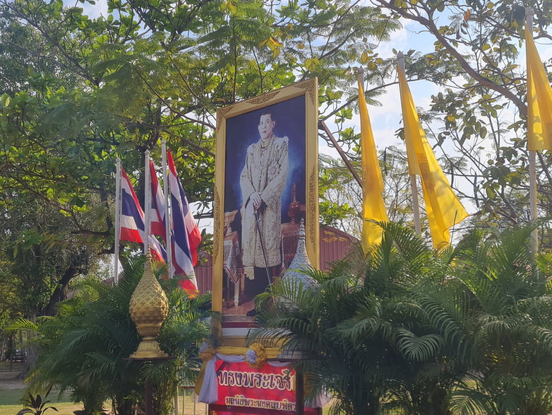 Żółto-białe flagi to w Tajlandii symbol królewski.