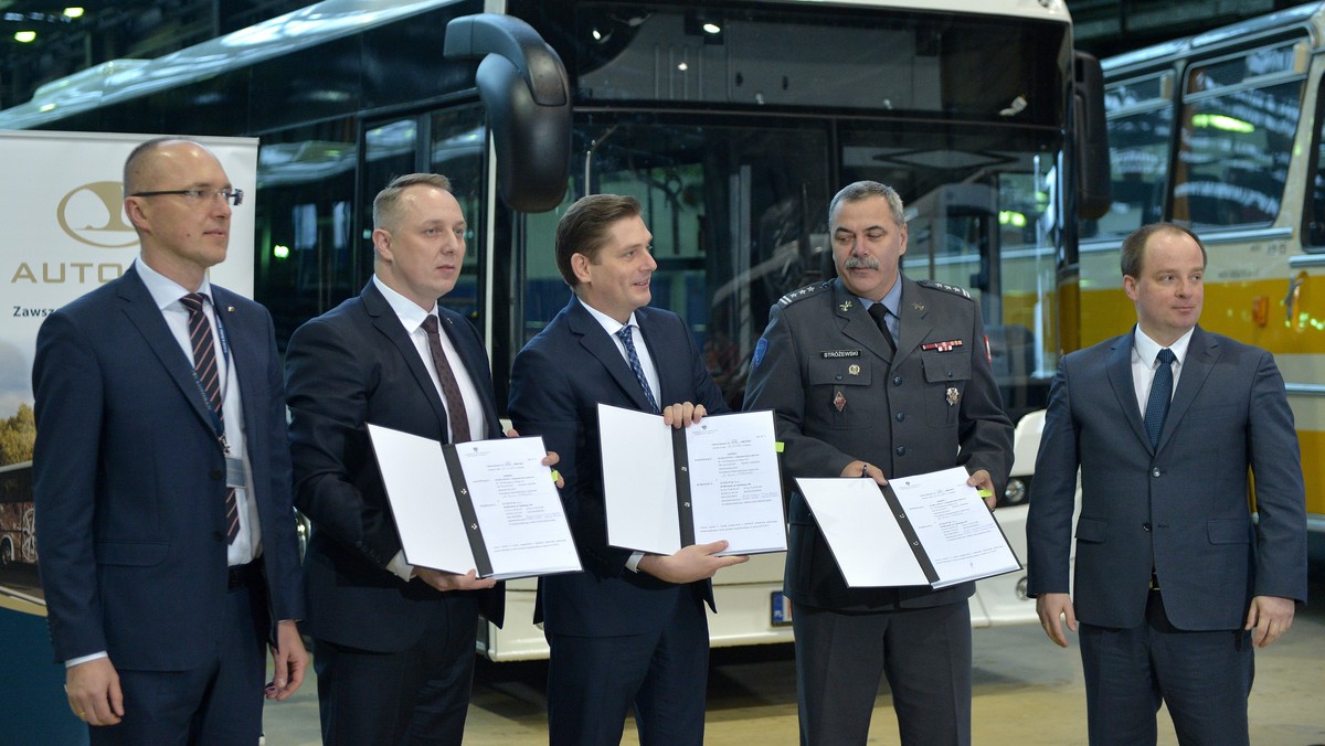 Autosan dostarczy do 2. Regionalnej Bazy Logistycznej z Warszawy 28 autobusów. Wartość podpisanego w środę w Sanoku (woj. podkarpackie) kontraktu to 18 mln zł.