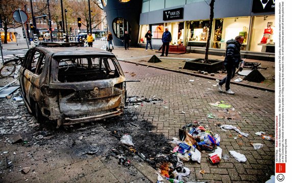 Demonstracje w Rotterdamie przeciwko rządowym obostrzeniom