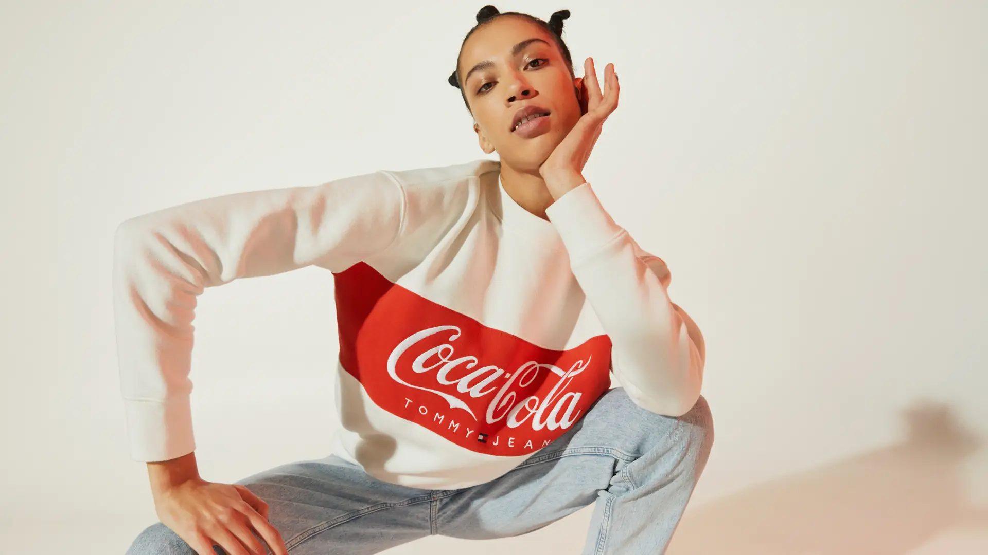 Tommy Hilfiger prezentuje kolekcję z Coca-Colą - nostalgia, klasyka i pop kultura w kolorowych projektach