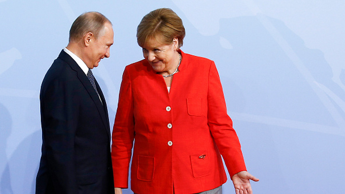 Niemcy prowadzą własną rozgrywkę z Rosją: potrafią jednego dnia wymierzyć Moskwie policzek w sprawach dotyczących polityki zagranicznej, a drugiego bronić jej interesów energetycznych wbrew interesom swoich europejskich partnerów, pisze Anca Gurzu z POLITICO