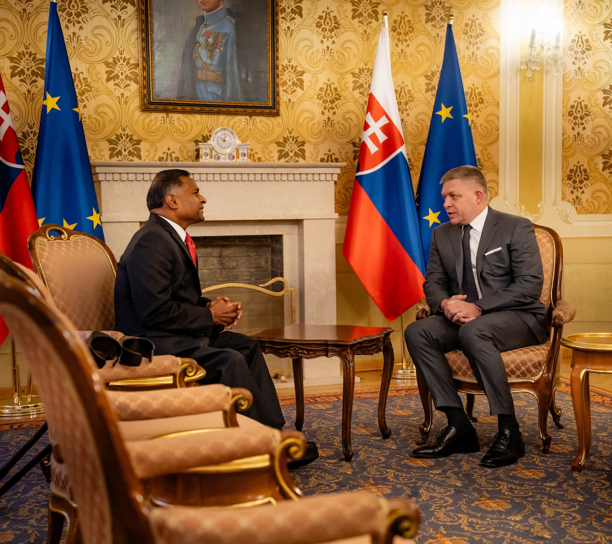 Premiér SR Robert Fico (vpravo) a americký veľvyslanec na Slovensku Gautam A. Rana.