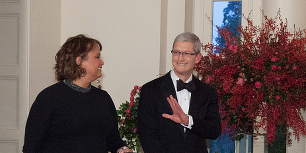 Apple Environmental VP Lisa Jackson and CEO Tim Cook attend a White House dinner.