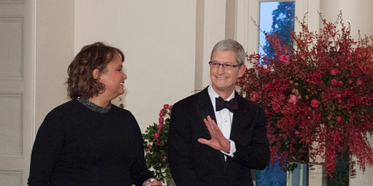 Apple Environmental VP Lisa Jackson and CEO Tim Cook attend a White House dinner.