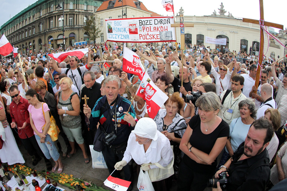Sierpień. Zgromadzeni przed krzyżem na Krakowskim Przedmieściu ludzie uniemożliwili przeniesienie krzyża