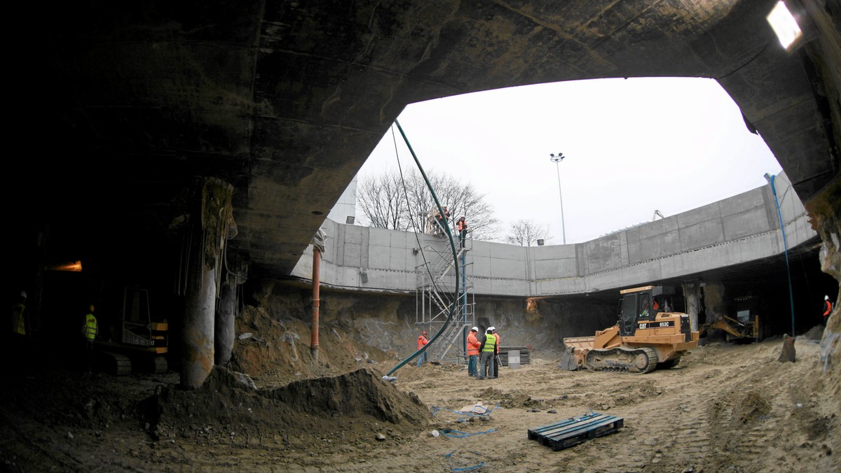 Pierwsza tarcza TBM, która ma drążyć tunel II linii metra, zostanie w środę rano opuszczona do szybu startowego na rondzie Daszyńskiego. Tymczasem w halach przy Marywilskiej został wyprodukowany tysięczny pierścień do obudowy tunelu.