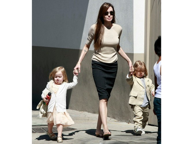 Angelina Jolie z trzyletnimi bliźniętami: Knoxem Léonem i Vivienne Marcheline