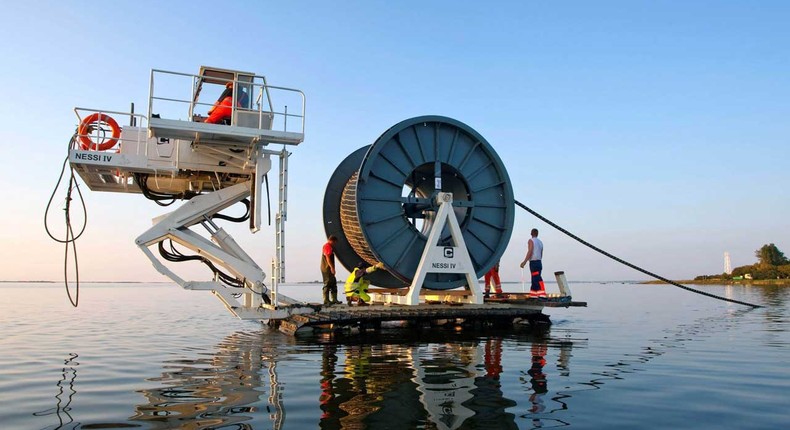 Sub marine cable laying (TechSpot)