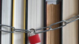 przez 20 lat ta powieść była zakazana. dziś jest szkolną lekturą