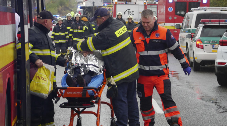 A balesetben 12-en vesztették életüket, köztük négy gyermek / Fotó:MTI/AP/TASR/Milan Ivanic