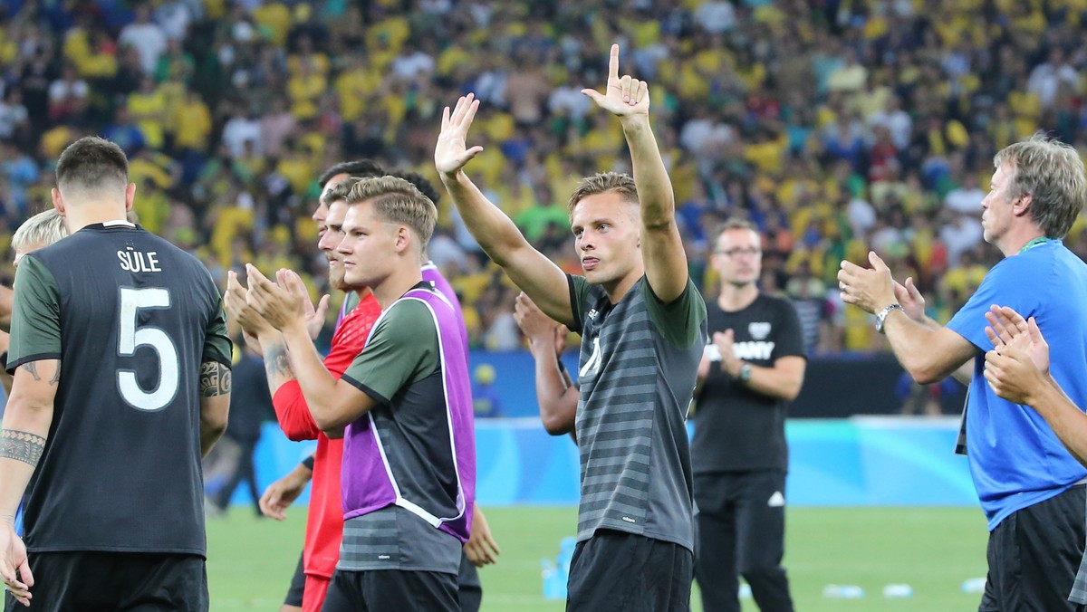 Po tym, jak Niemcy przegrali finał olimpijskiego turnieju piłki nożnej, nerwy u 21-letniego Roberta Bauera wzięły górę. Piłkarz FC Ingolstadt 04 pokazał w kierunku brazylijskich fanów siedem palców, nawiązując do pogromu Canarinhos na mundialu. Kiedy emocje opadły, piłkarz zaczął się kajać.