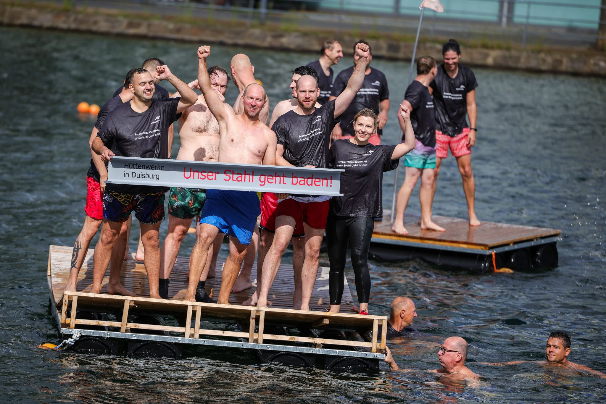 Stahlarbeiter springen ins Wasser - 450 Jobs bedroht