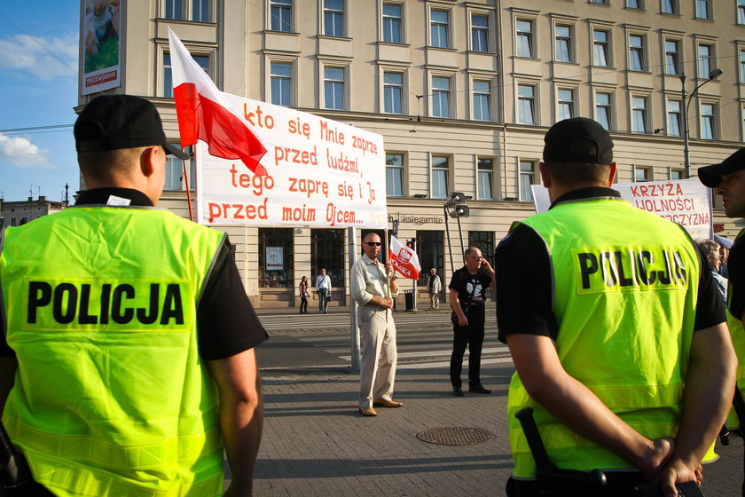 Policjanci i protest