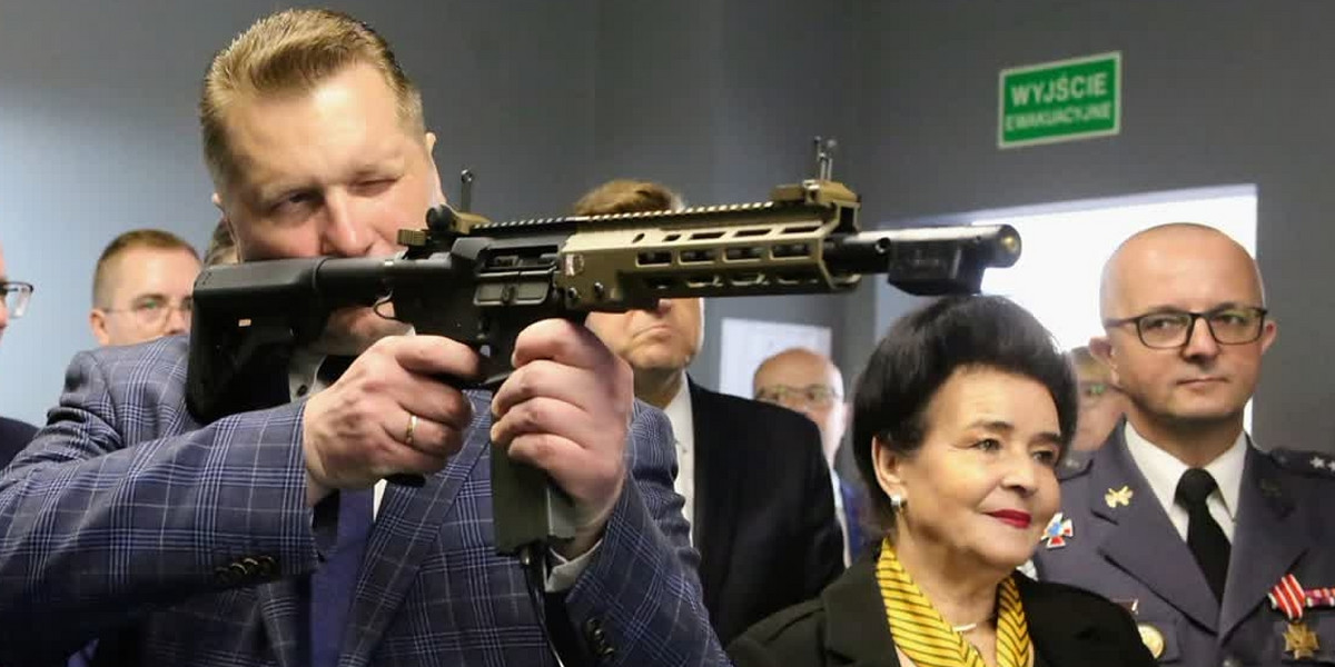 Minister edukacji Przemysław Czarnej chce, by w szkołach uczniowie uczuli się, jak obsługuje się broń. 