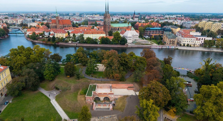 Po II wojnie światowej Wzgórze Holteia przemianowano na Wzgórze Polskie, leżące dziś w czworoboku ul. Garncarskiej, ul. Purkyniego oraz Promenady Staromiejskiej i Bulwaru Xawerego Dunikowskiego. 