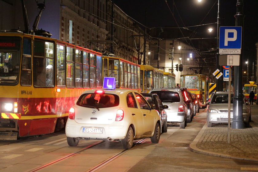 samochód zablokował tramwaje na Kopernika w Łodzi