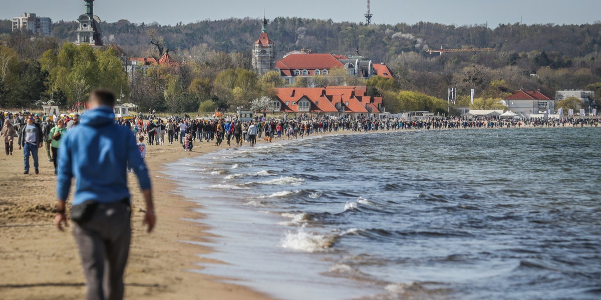 Polacy w czerwcu nie podróżują aż tak chętnie. To ma z kolei pozytywny wpływ na ceny.