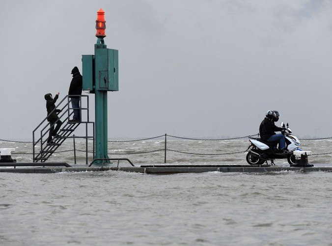 Sztorm na niemieckim wybrzeżuw pobliżu Wilhelmshaven