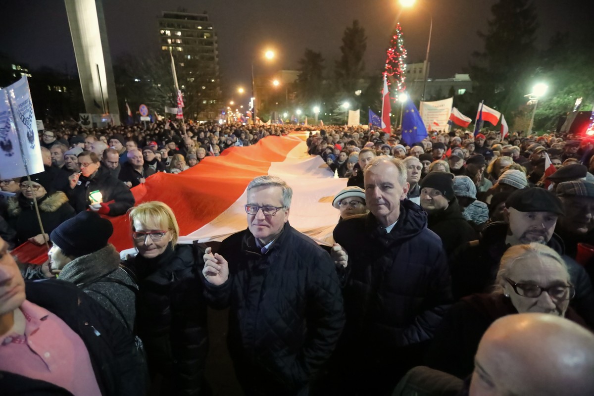 Były prezydent Bronisław Komorowski i senator Bogdan Klich uczestniczą w proteście pod hasłem Dziś sędziowie - jutro ty przeciwko nowelizacji ustawy o ustroju sądów powszechnych i Sądzie Najwyższym