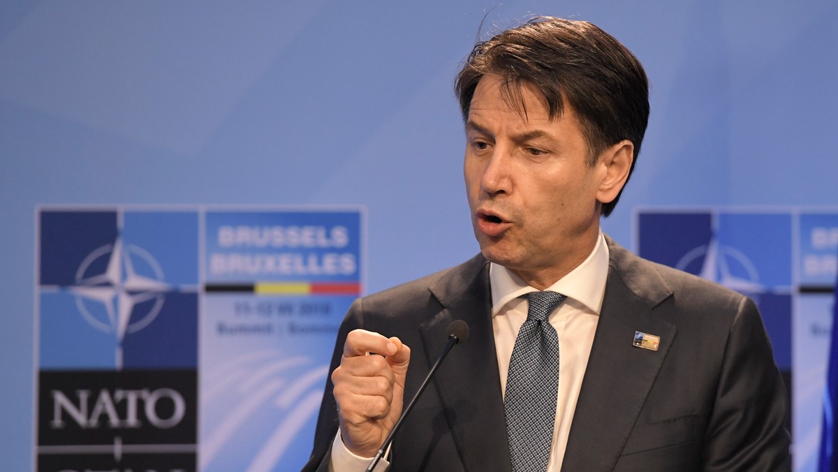 Premier Włoch Giuseppe Conte w liście do szefa Komisji Europejskiej Jean-Claude'a Junckera i przewodniczącego Rady Europejskiej Donalda Tuska napisał, że jego kraj nie będzie dalej brał na siebie całego ciężaru przyjmowania migrantów - podała agencja ANSA. Wieczorem poinformowano, że Francja i Malta przyjmą po 50 migrantów z 450-osobowej grupy, która na pokładzie kutra przypłynęła z Libii i dotarła w rejon Sycylii. O porozumieniu z obu krajami poinformował Conte.