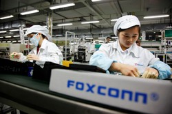 Bójka na 2 tys. osób w zakładach Foxconn. Firma zawiesiła produkcję